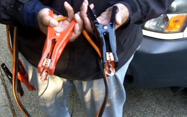 jumper-cables-in-hand-700x441